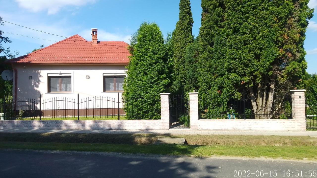 Almafas Vendeghaz Orseg Villa Kerkakutas Exterior photo