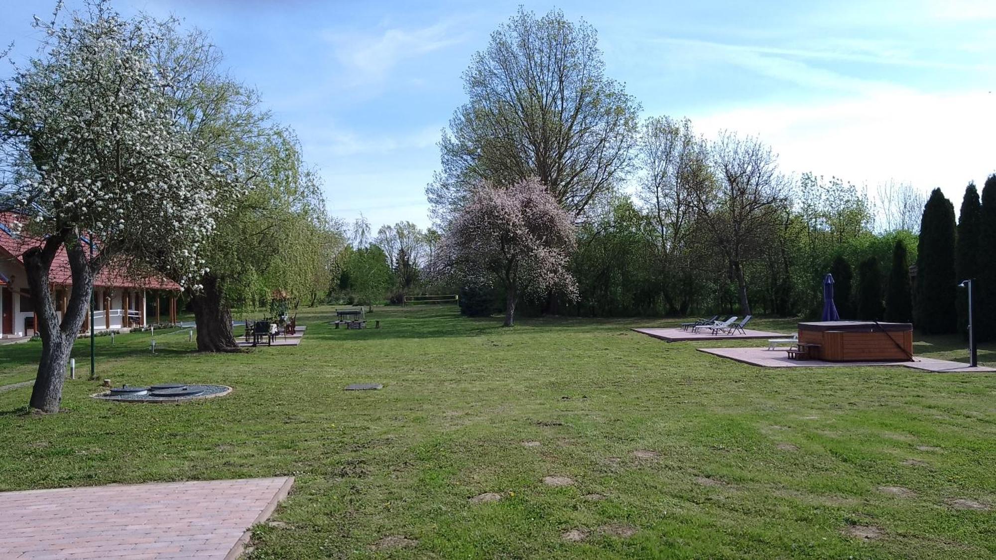 Almafas Vendeghaz Orseg Villa Kerkakutas Exterior photo