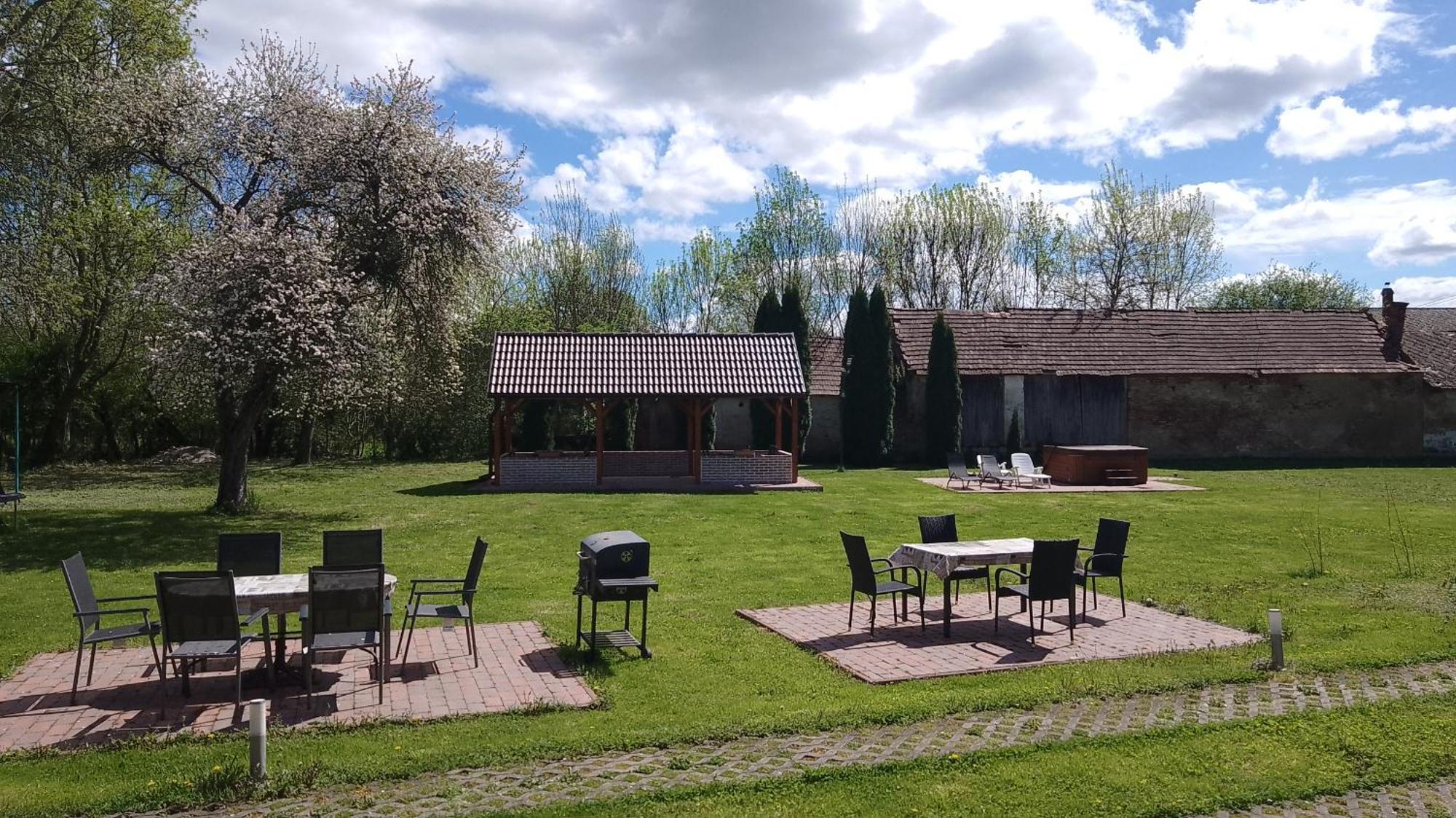 Almafas Vendeghaz Orseg Villa Kerkakutas Exterior photo